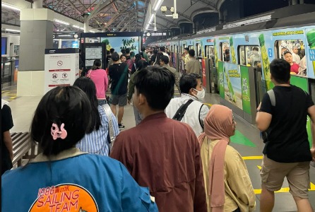 Malam Tahun Baru 2025 di Bundaran HI: MRT Penuh Sesak, Warga Pingsan